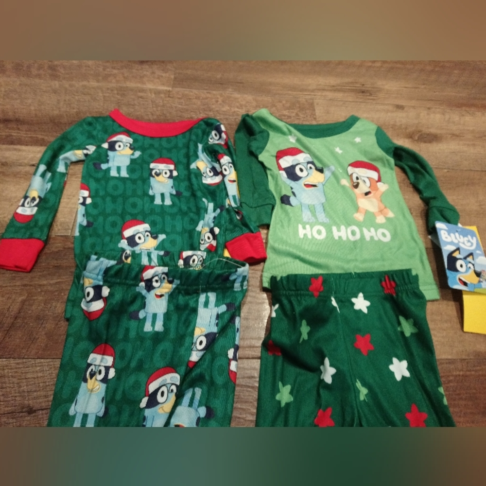Bluey Christmas 2 pc pajamas. (18 Months) - Picture 2 of 3